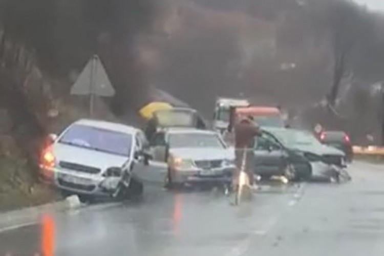 Težak sudar na ulazu u Travnik, ima povrijeđenih