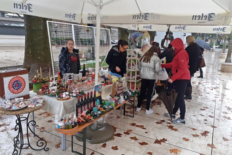 Novogodišnji humanitarni bazar u Trebinju, djeca pomagala djeci