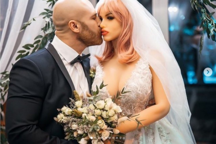 Oženio lutku, sada je tužan jer su joj pukli dijelovi
