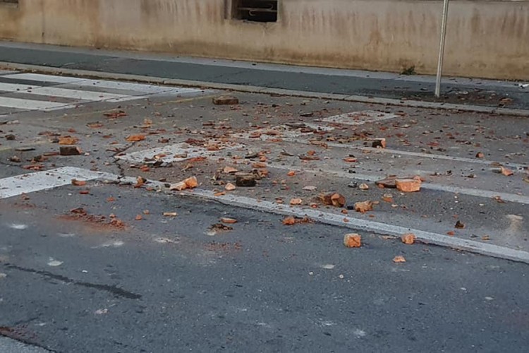 U Sisku sa zgrade popadale cigle, građani istrčali na ulice