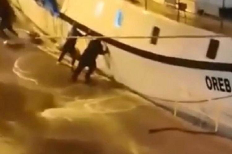Snažan vjetar u Dalmaciji, ljudi spasavali brod od talasa