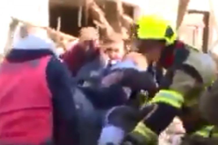 Iz ruševina izvučeni otac i dijete