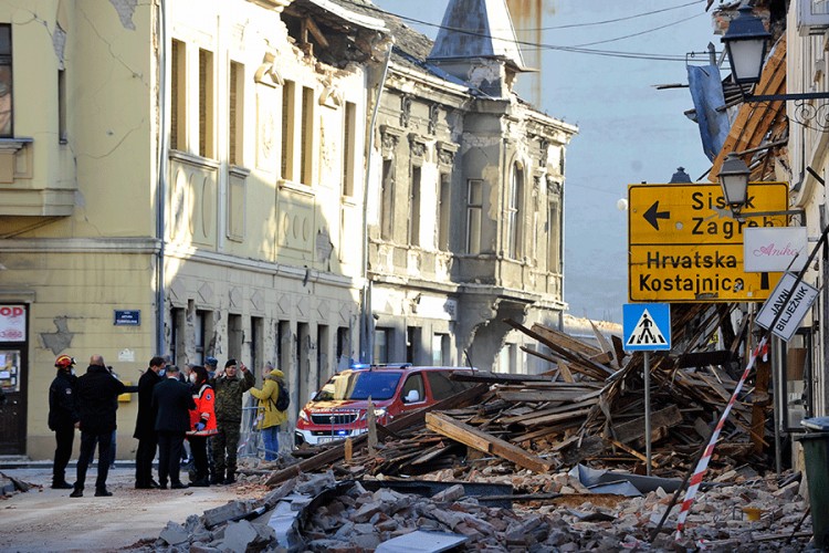 Srpski paroh iz Petrinje: Dosta povrijeđenih, non-stop tlo podrhtava