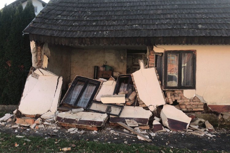 Oštećeno više objekata u Kostajnici, rušili se dimnjaci pa izazvali požare
