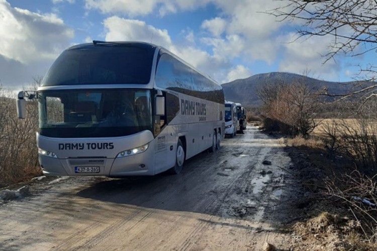 Migranti iz kampa "Lipa" noć proveli u autobusima