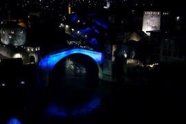 Stari most u plavoj boji u čast tragično stradalih tinejdžera iz ...