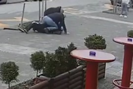 Snimljena brutalna tuča, muškarcu polomili nogu na dva mjesta