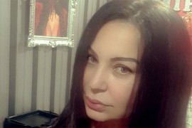 Stoja se "prepolovila", pokazala duge noge i vitak struk