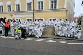 Antikoronaši se slikali ispred Hitlerove rodne kuće