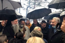 Vladika Joanikije obavio nalaganje badnjaka u prisustvu Krivokapića