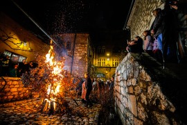 Tradicionalno nalaganje badnjaka u Staroj crkvi na Baščaršiji