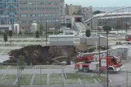 Rupa nastala poslije eksplozije u Napulju progutala automobile