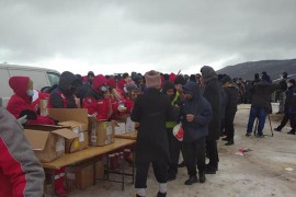 Migrante u šatorima griju toplotni topovi