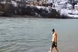 Goraždanin usred januara zaplivao u Drini
