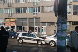 Policajac se službenim autom zabio u mercedes