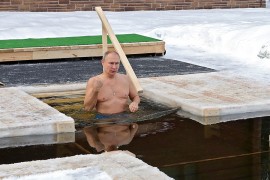 Putin zaronio u ledenu vodu povodom Bogojavljenja