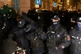 Demonstranti u Varšavi gađali policajce grudvama, oni uzvratili ...