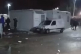 Migranti prevrtali policijska auta, povrijeđena dva policajca u ...