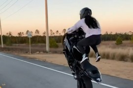 Djevojka oduševljava akrobacijama na motoru