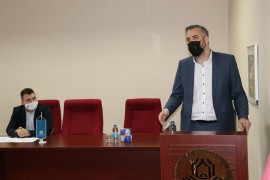 "Prodati službeni auta i pomoći studentima iz osjetljivih kategorija"