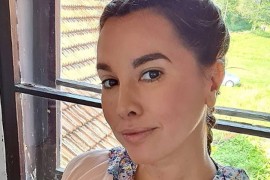 Nives pozirala u bijeloj majici, odraz u ogledalu ukrao pažnju
