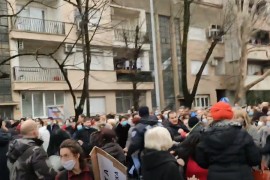 Grupa mladića izazvala nerede na protestima zdravstvenih radnika u ...