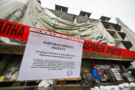 Vjetar oštetio reklame na hotelu "Palas", zabranjen prolaz pješacima