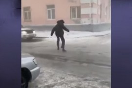Pogledajte ljutu borbu s vjetrom, Rusi jedva hodaju zaleđenim ulicama