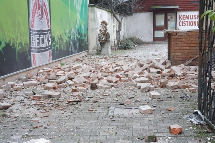 Za više od 10 centimetara spustilo se tlo u Petrinji