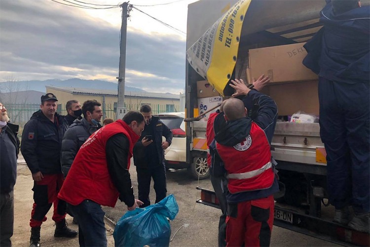 Komšijska solidarnost: U Kostajnicu stigla pomoć iz Hrvatske Kostajnice