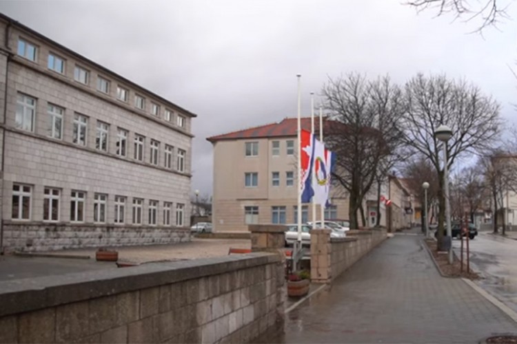 Posušje nijemo od tuge, ulice puste, radi samo jedna cvjećara