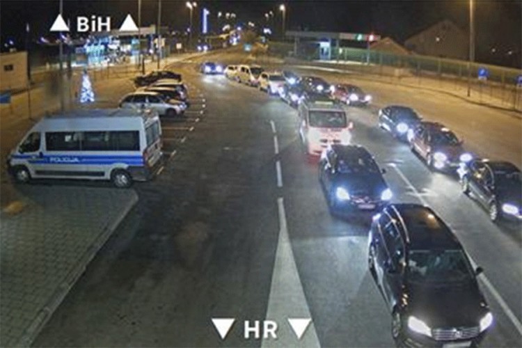 Pojačan saobraćaj na izlazu iz BiH, kolona u međuprostoru u Brodu