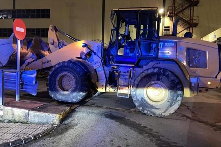 Bivši radnik ukrao bager, uletio u fabriku i napravio haos
