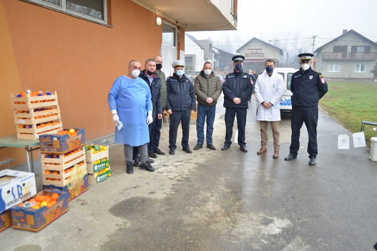 Policija i borci donarali voće i posteljinu kovid bolnici u Prijedoru