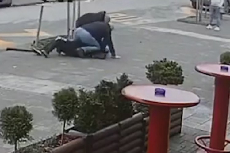 Snimljena brutalna tuča, muškarcu polomili nogu na dva mjesta