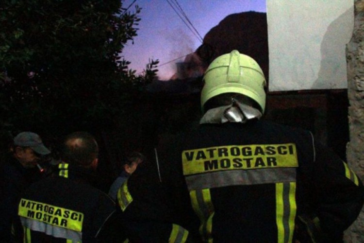 Požar u Mostaru, vatra zahvatila veći dio stana