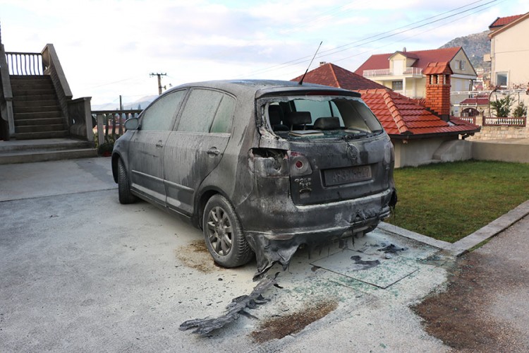 U Trebinju izgorio golf odbornikovog brata