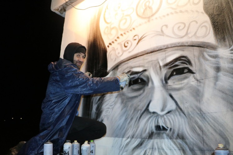 Trebinje dobilo mural mitropolitu Amfilohiju uoči njegovog rođendana