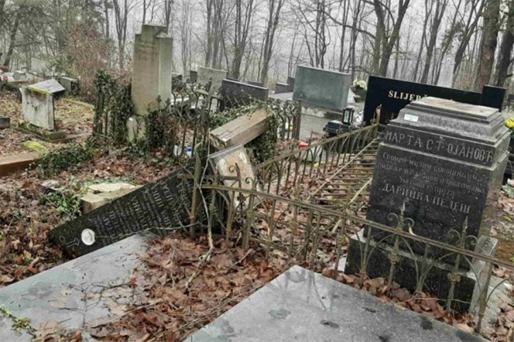 Od posljedica zemljotresa razrušeno pravoslavno groblje u Glini