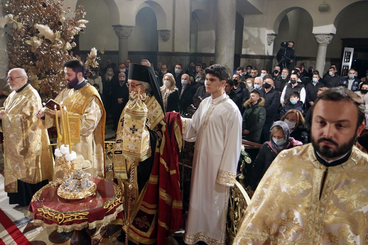 Vladika Jefrem služio večernju službu u Banjaluci i osveštao badnjak