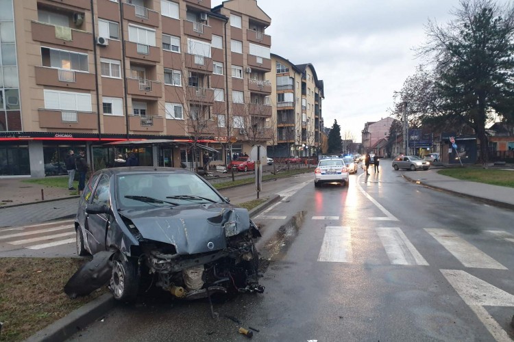 Automobilom uletio u baštu kafića u Bijeljini