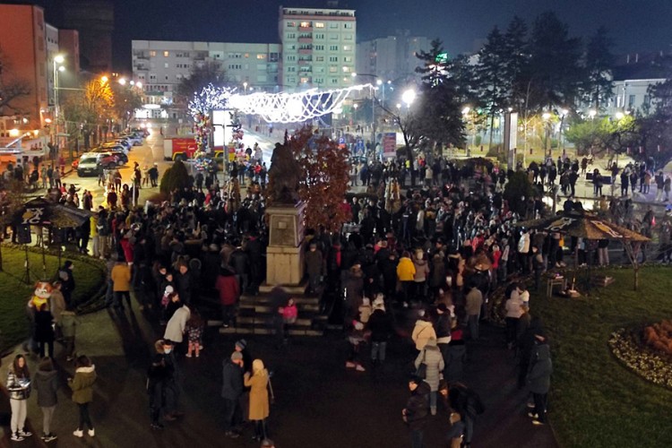 Naloženi badnjaci pred zgradom Gradske uprave u Bijeljini