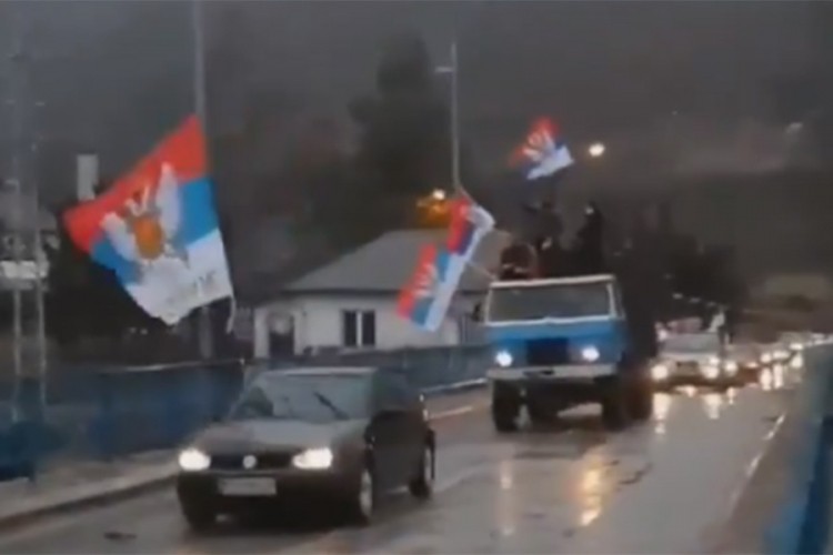 Građani se sponatno okupili na ulicama u Crnoj Gori, nose zastave