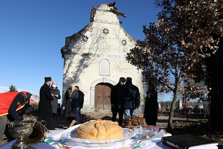Episkop Gerasim osveštao badnjak kod srušene crkve u Petrinji