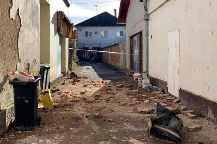 Zemljotres dodatno oštetio zgradu opštine u Kostajnici
