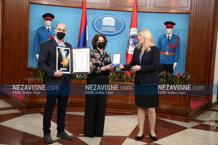 Predsjednica Srpske odlikovala zaslužne institucije i pojedince