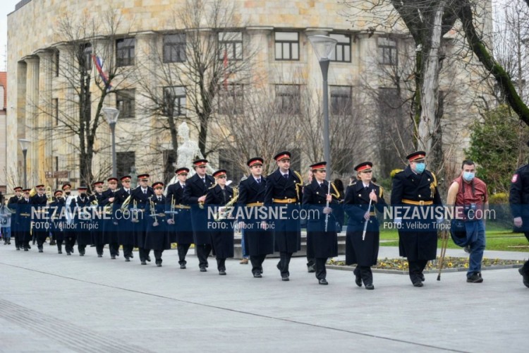 Defile Policijskog orkestra ulicama Banjaluke povodom Dana RS