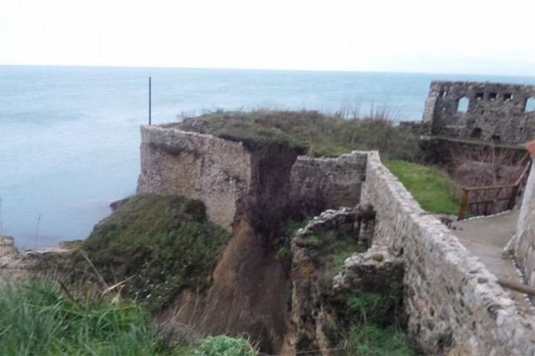Urušio se dio bedema Starog grada u Ulcinju