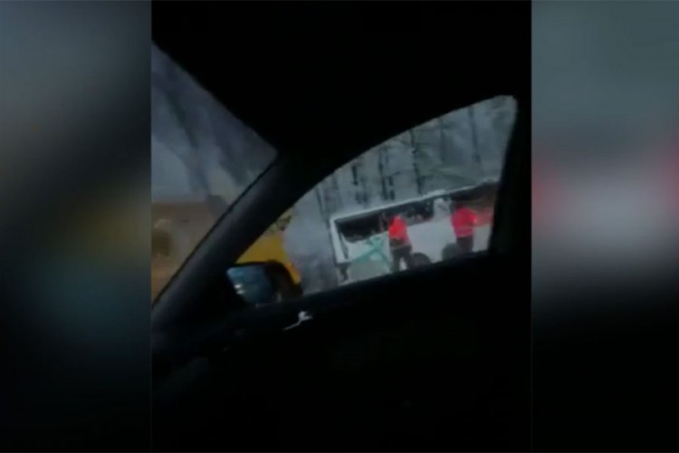 U prevrtanju autobusa u Hrvatskoj povrijeđena dva vozača i šest putnika