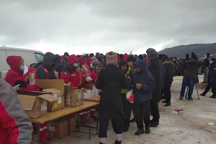 Migrante u šatorima griju toplotni topovi